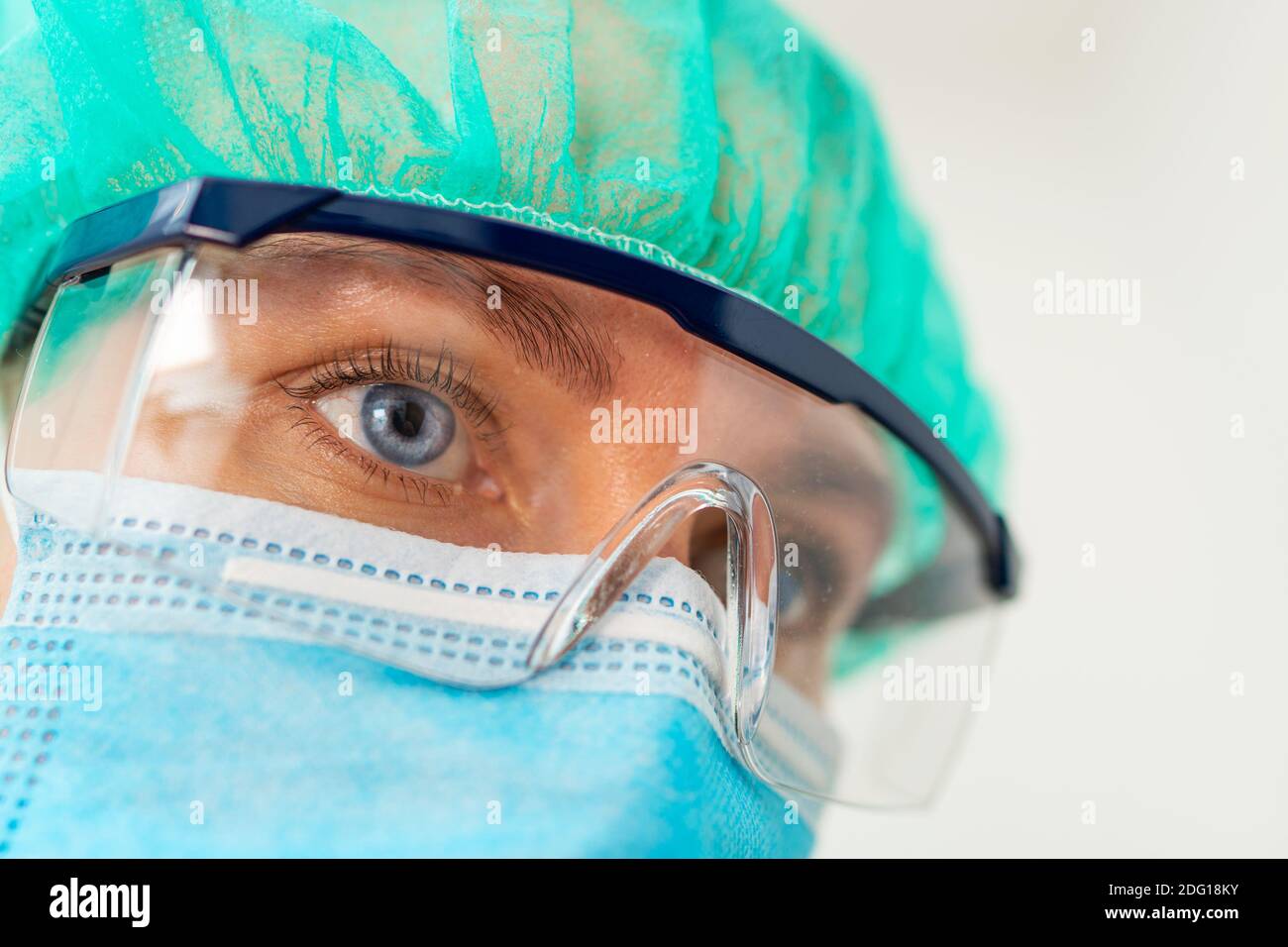 Travailleur médical portant un masque et des lunettes. Banque D'Images