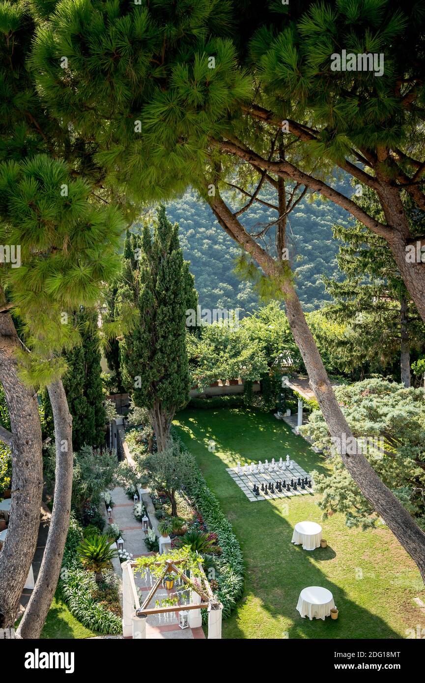 Le magnifique jardin de la Villa Eva dans la ville de Ravello Italie. Un lieu de mariage renommé et une villa privée. Jardin paysager et grands arbres. Banque D'Images