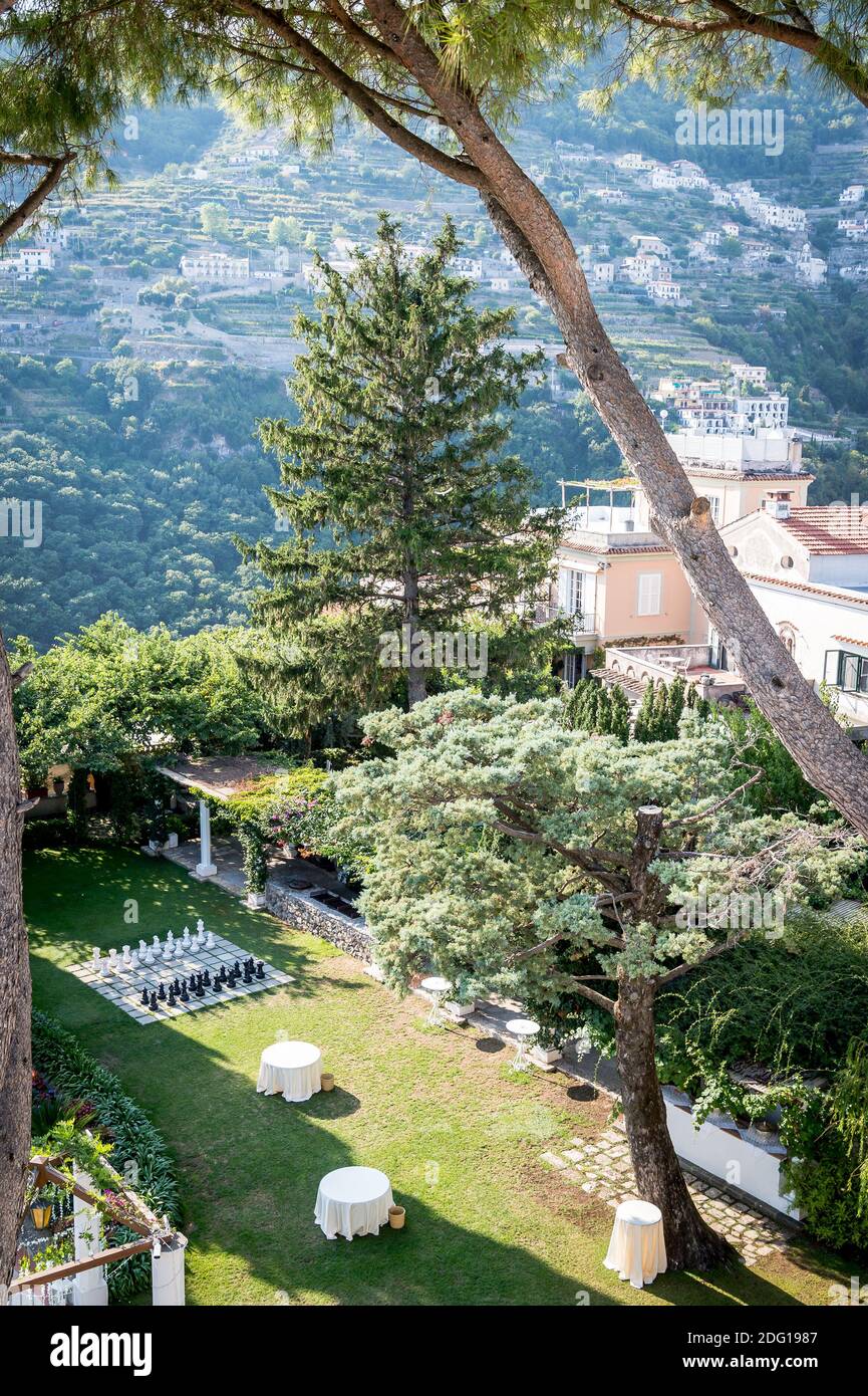 Le magnifique jardin de la Villa Eva dans la ville de Ravello Italie. Un lieu de mariage renommé et une villa privée. Jardin paysager et grands arbres. Banque D'Images