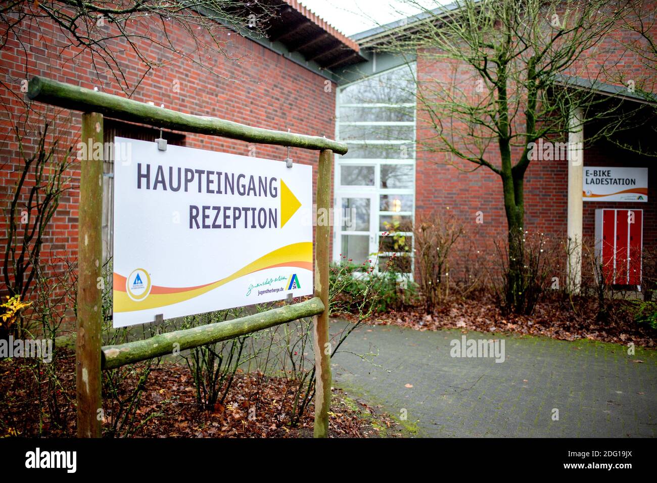 Garrel, Allemagne. 07ème décembre 2020. Un panneau avec les inscriptions 'Haupteingang' (entrée principale) et 'Rezeption' (réception) se trouve en face de l'auberge de jeunesse du barrage de Thülsfeld, qui est actuellement en cours d'éclairci par des volontaires. Le district de Cloppenburg a commencé à mettre en place un centre de vaccination corona dans l'auberge de jeunesse. Credit: Hauke-Christian Dittrich/dpa/Alay Live News Banque D'Images