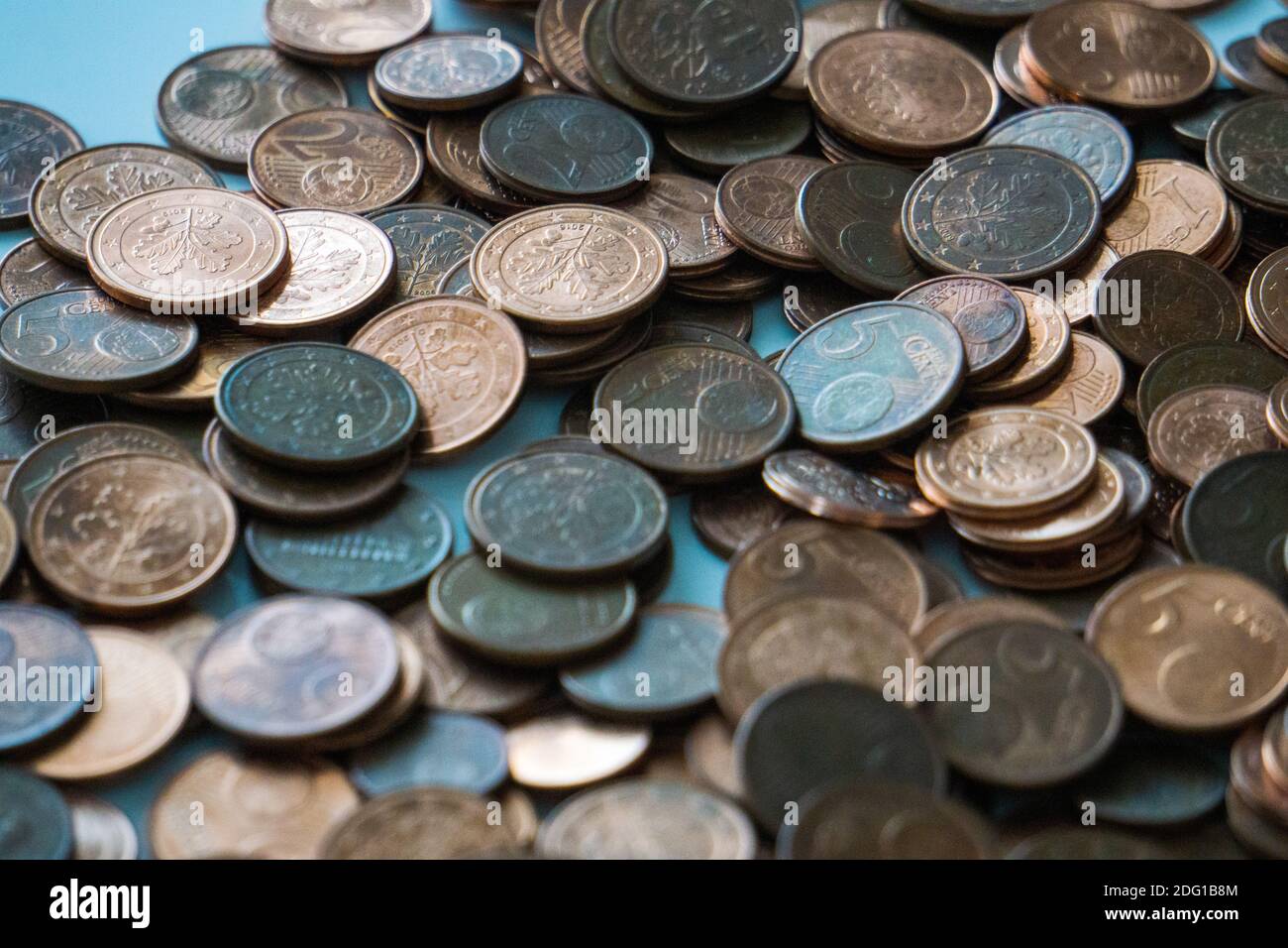 anciennes pièces en euros sur fond blanc avec deux cents et pièces de cinq cents Banque D'Images