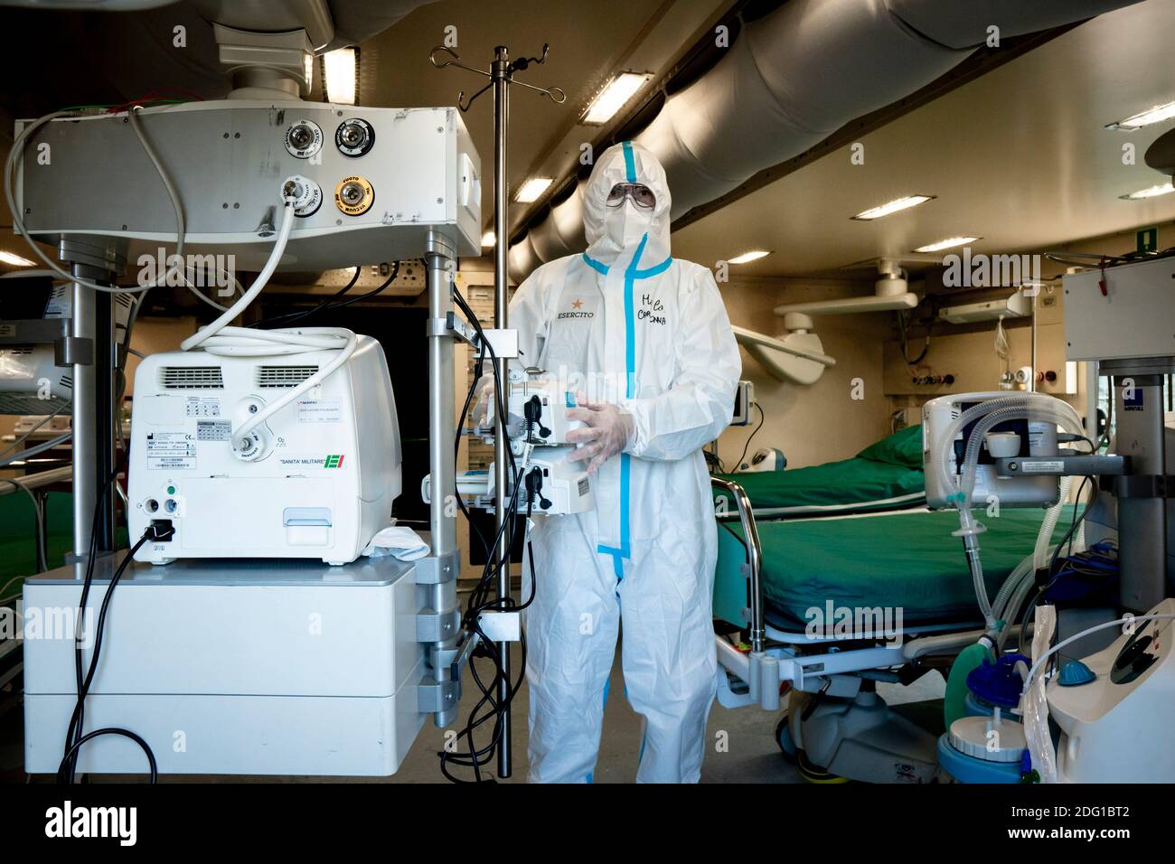 Un travailleur médical portant un équipement de protection individuelle (EPI) vu près d'un ventilateur respiratoire.dans la deuxième vague de l'urgence Covid-19, l'armée italienne a assemblé un hôpital de campagne à Vaglio Lise en tant qu'unité externe de l'hôpital S. Annunziata de Cosenza. Composé de 18 unités, l'hôpital de campagne accueille 3 endroits pour les personnes qui ont besoin d'une thérapie subintensive, des unités avec 40 lits pour les patients atteints par Covid-19, une unité de radiologie, une pharmacie et un laboratoire pour le traitement des tests de diagnostic moléculaire (tests par écouvillons). Banque D'Images