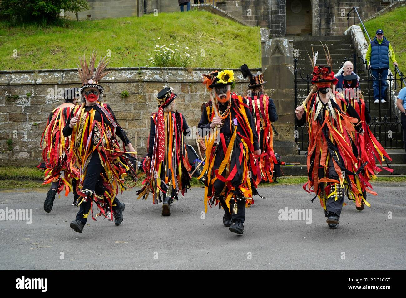 Morris Dancers exécutant Derbyshire Angleterre Royaume-Uni Banque D'Images