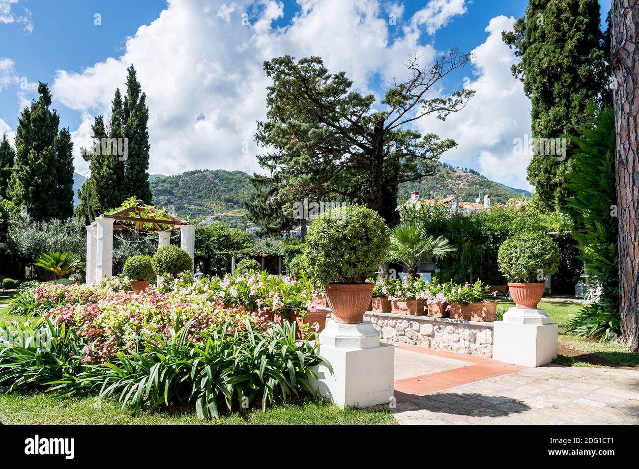 Le magnifique jardin de la Villa Eva dans la ville de Ravello Italie. Un lieu de mariage renommé et une villa privée. Jardins paysagers et villa de luxe. Banque D'Images