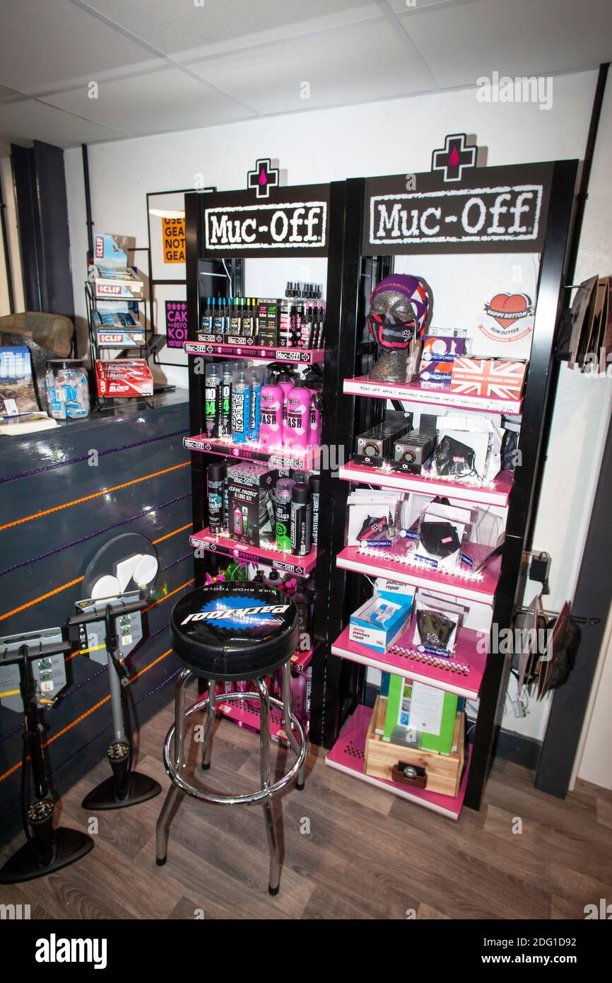 Produits de nettoyage et d'entretien dédiés exposés à l'intérieur d'une boutique d'accessoires et de fournitures pour bicyclettes à Slaithwaite, West Yorkshire, Royaume-Uni Banque D'Images
