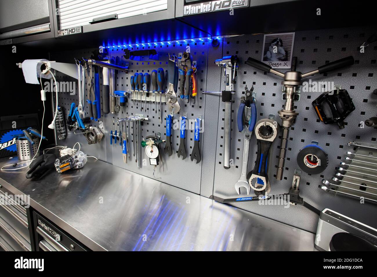 Un établi professionnel entièrement équipé et un porte-outils dans un atelier de réparation et d'entretien de vélos dans le West Yorkshire, Angleterre au Royaume-Uni Banque D'Images