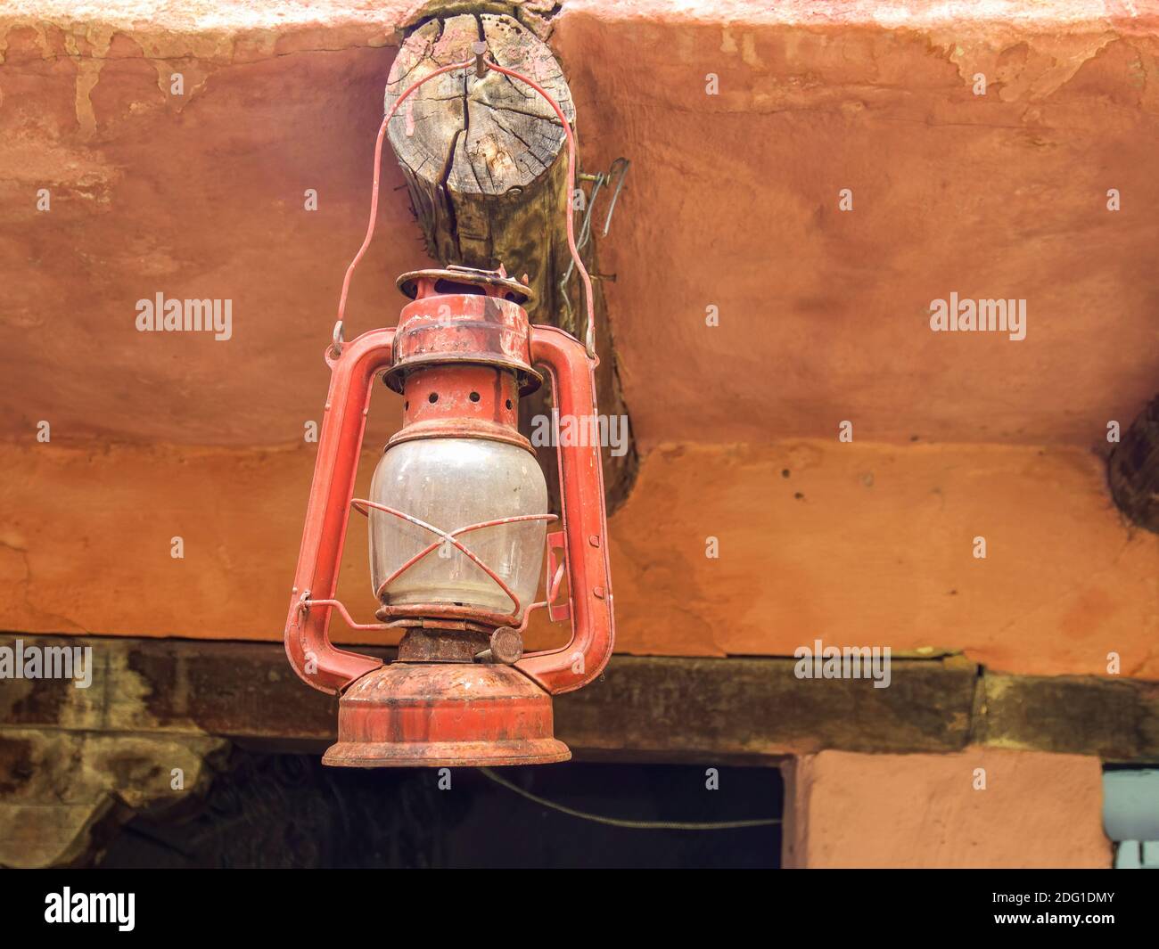 Lampe à huile de mineurs anciens accrochée à une poutre de bois dans une maison de la ville clonale de Villa de Leyva, dans le centre des montagnes andines de Colombie. Banque D'Images