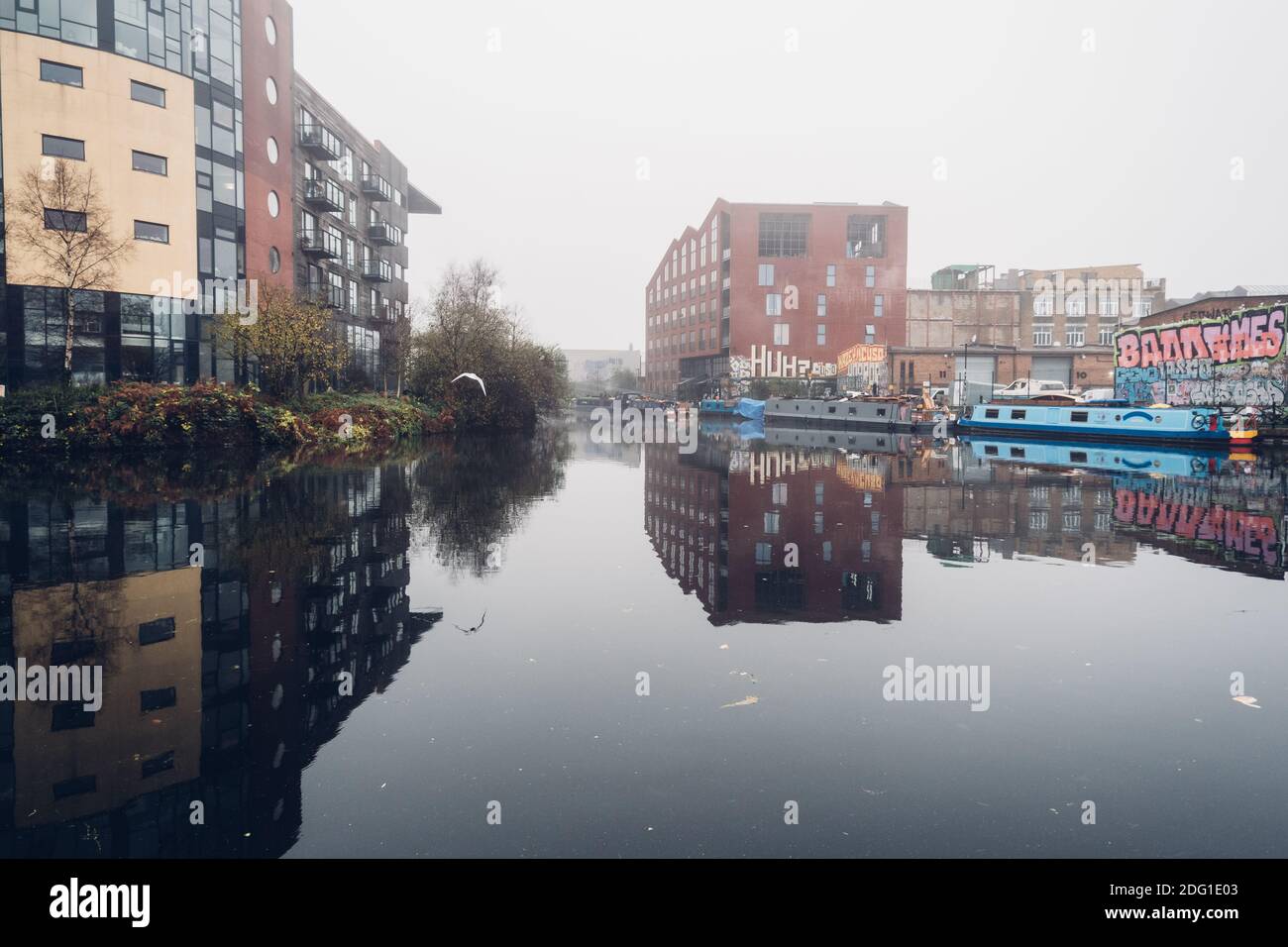 Londres, Royaume-Uni- décembre 2020 : immeubles d'appartements sur la rivière Lea, Hackney Wick Banque D'Images