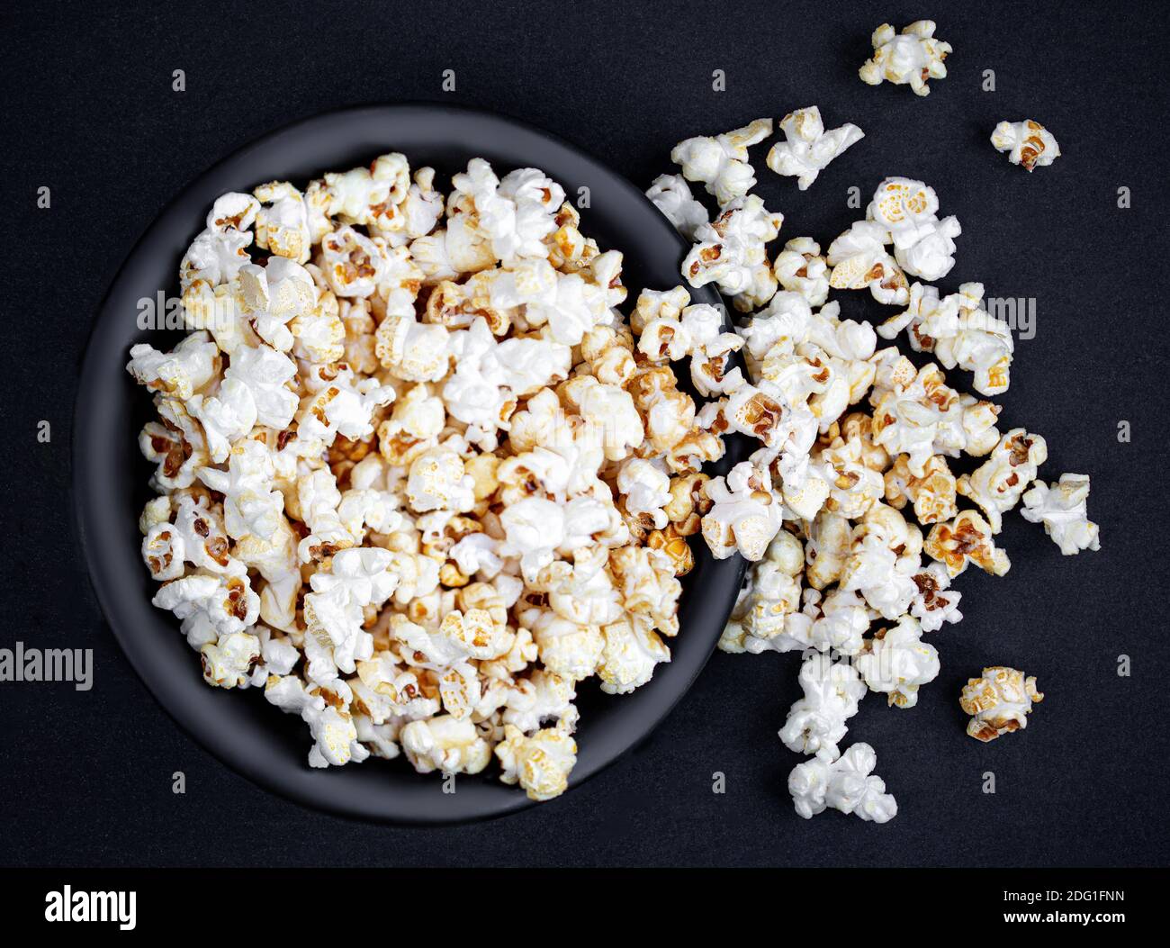 Bouilloire maison maïs-maïs popcorn sur fond noir avec espace de copie. Vue de dessus Banque D'Images