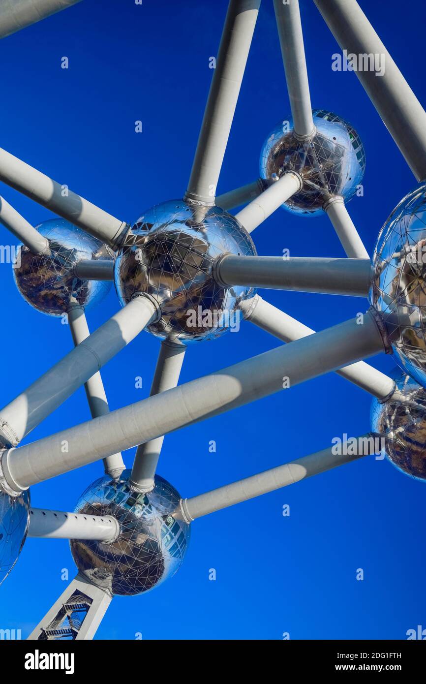 Belgique, Bruxelles, l'Atomium, gros plan graphique de certaines sphères de l'Atomium. Banque D'Images