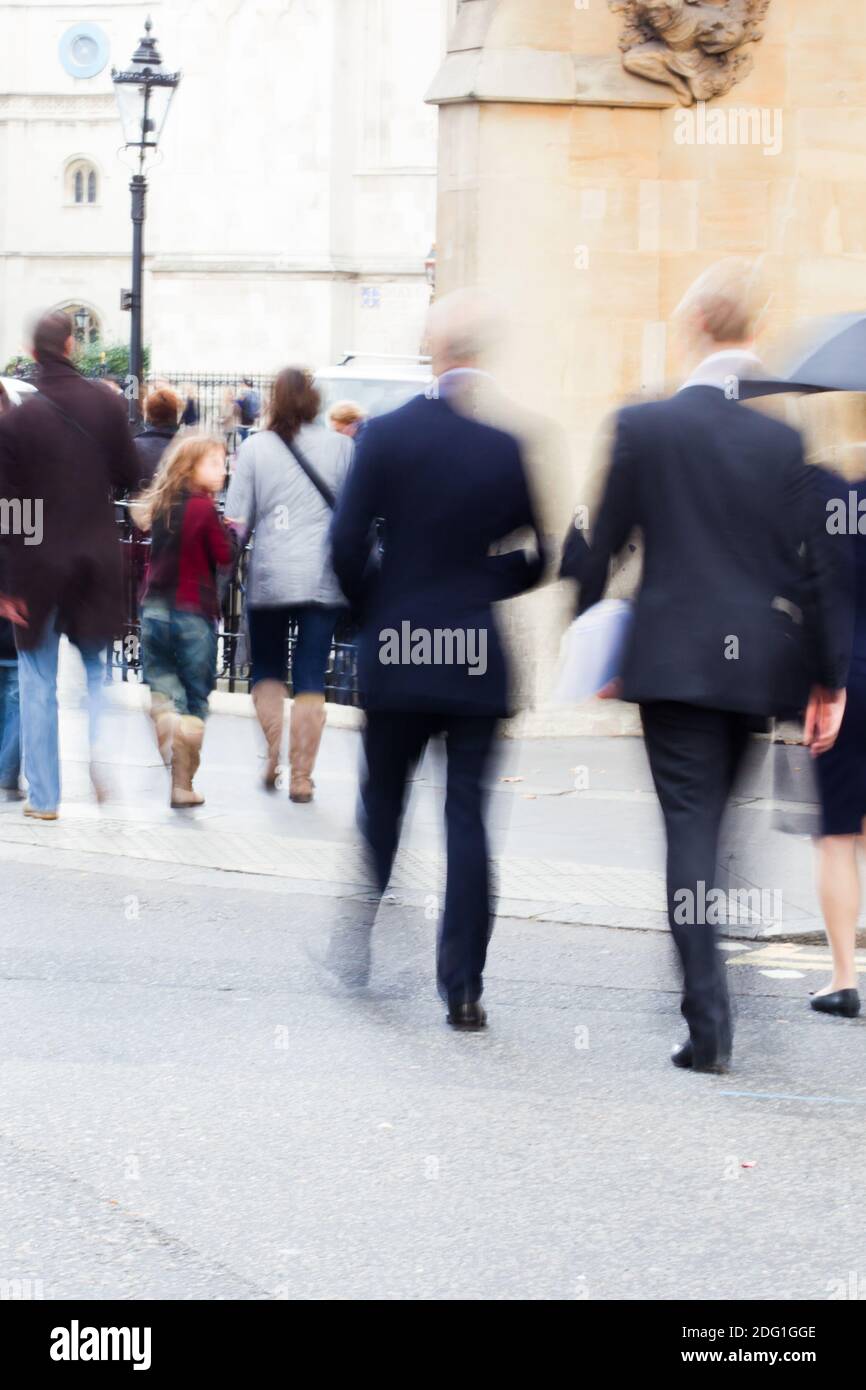 Les gens d'affaires traversent la rue Banque D'Images Les gens d'affaires traversent la rue Banque D'Images