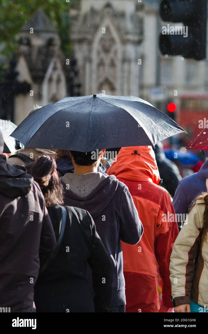 Avec le parapluie au feu Banque D'Images