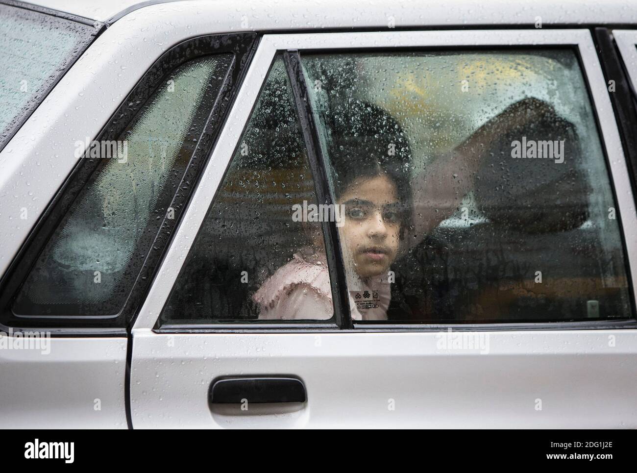 Tonekabon, Iran. 6 décembre 2020. Une fille est vue dans une voiture à Tonekabon, Iran, 6 décembre 2020. L'Iran a signalé lundi 10,827 nouvelles infections à COVID-19 au cours des 24 dernières heures, ce qui a rapporté 1,051,374 dans le pays. Credit: Ahmad Halabisaz/Xinhua/Alamy Live News Banque D'Images