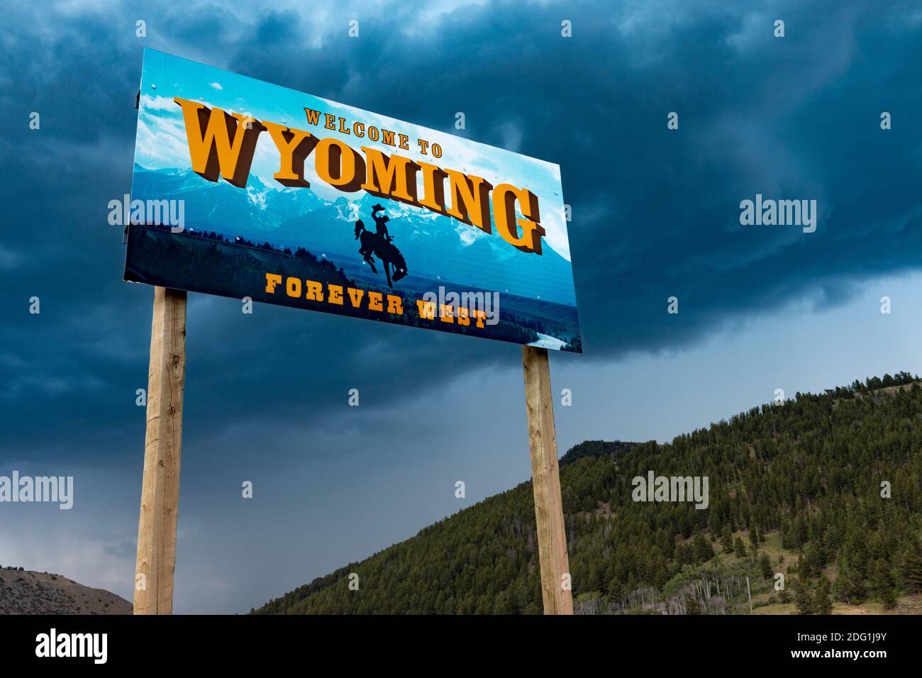 Wyoming, États-Unis - 5 août 2014 : panneau de bienvenue de l'État du Wyoming avec des montagnes en arrière-plan dans l'ouest des États-Unis. Banque D'Images