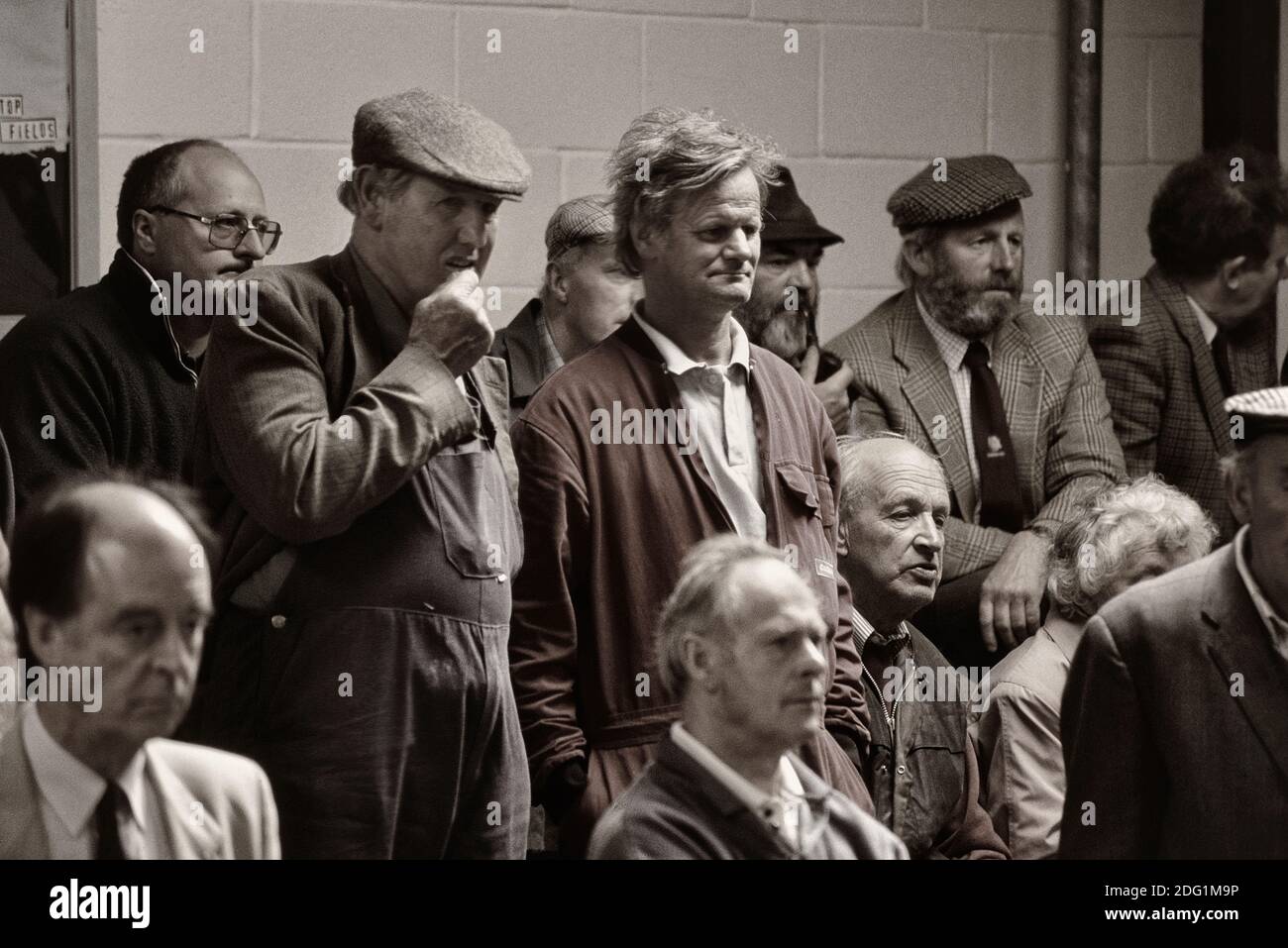 Les agriculteurs et les soumissionnaires inquiets à la vente aux enchères du marché du bétail, Louth, Lincolnshire, Angleterre, Royaume-Uni Banque D'Images