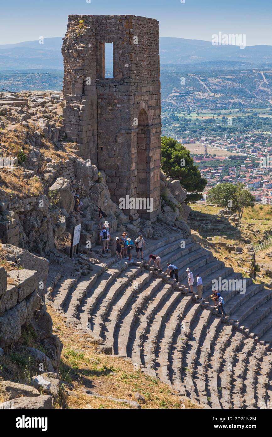 Ruines de l'ancienne Pergame au-dessus de Bergama, province d'Izmir, Turquie. Le théâtre. Aussi connu sous le nom de Pergame ou Pergame. Les ruines sont un héri du monde de l'UNESCO Banque D'Images