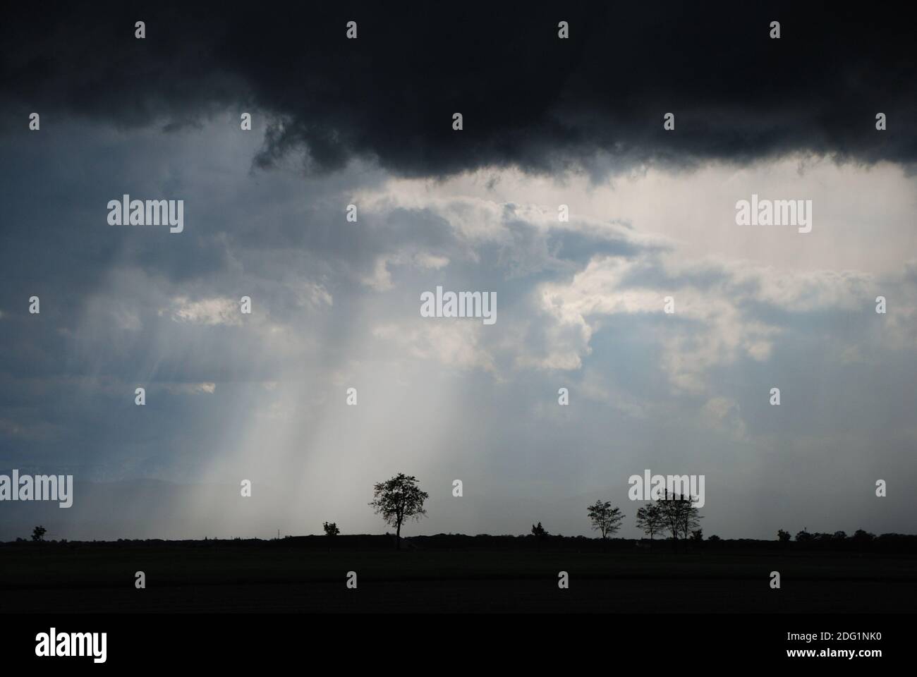 Orage avec nuages noirs Banque D'Images