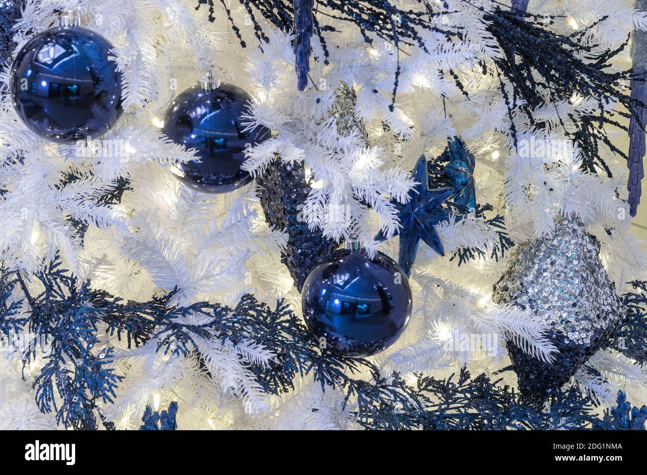 Arbre de Noël blanc avec ornements bleus, Etats-Unis Banque D'Images