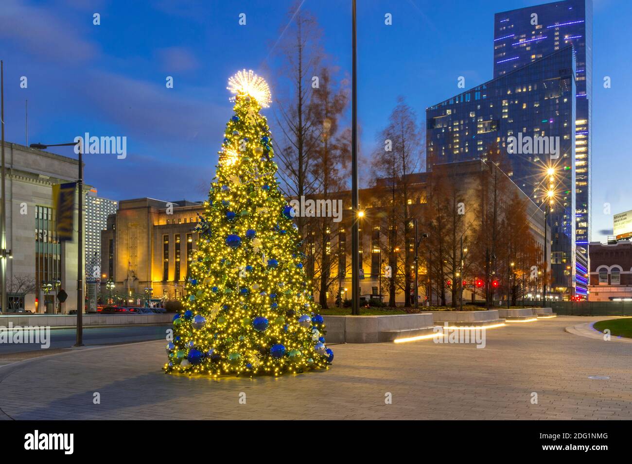 Grand arbre de Noël extérieur près de la station de la 30e rue, Philadelphie, USA Banque D'Images
