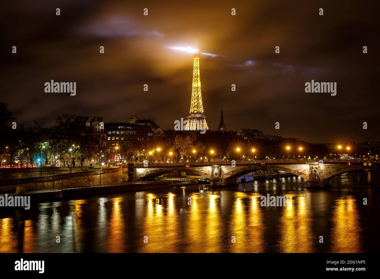 Paris, France 27.11.2019 : la tour Eiffel la nuit Banque D'Images
