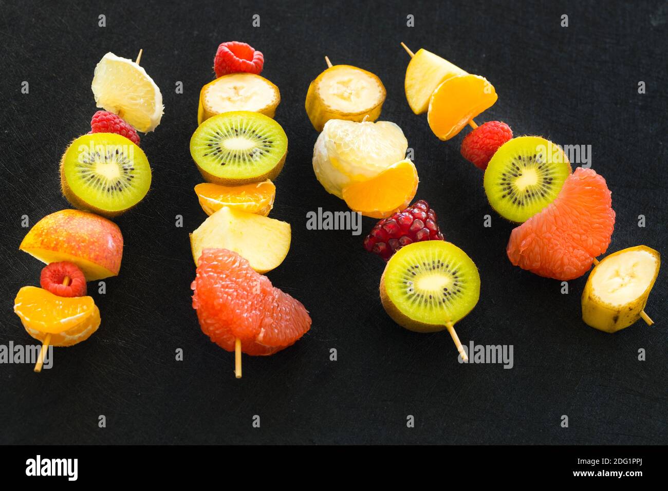 Brochettes de fruits juteuses et saines, concept de nutrition et de régime alimentaire Banque D'Images