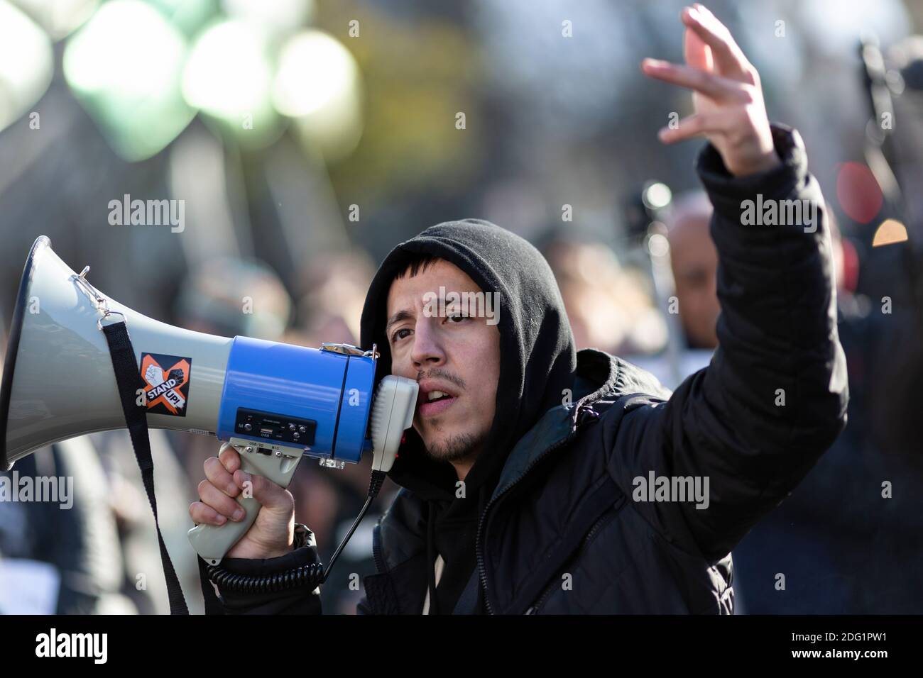 Manifestation anti-verrouillage à Stratford, Londres, 5 décembre 2020. Un manifestant parle en mégaphone. Banque D'Images