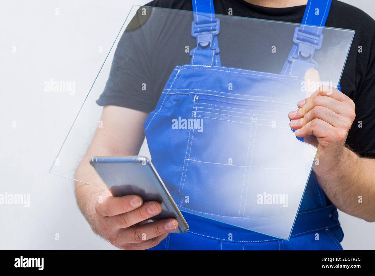 travailleur tenant le verre et regardant le téléphone, le concept de sécurité de travail Banque D'Images