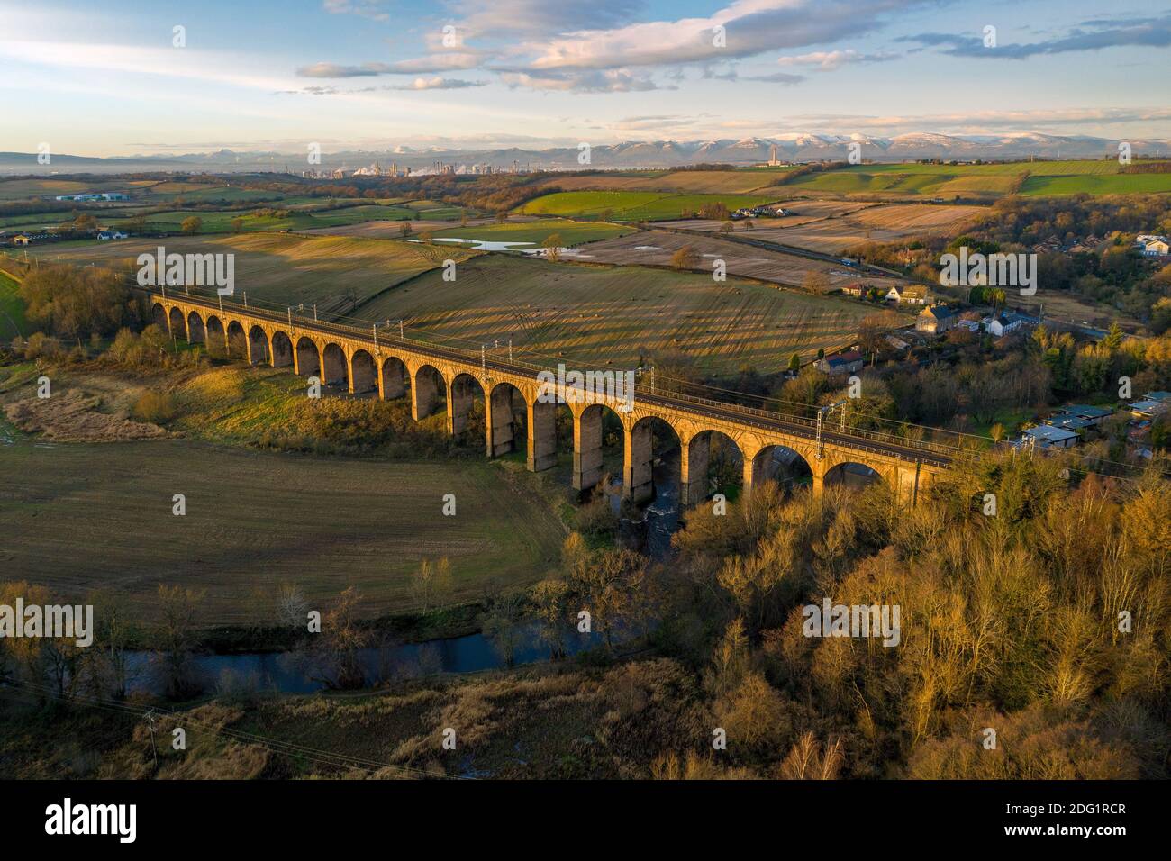 Vue aérienne du Viaduc Avon qui porte le chemin de fer sur la rivière Avon à Linlithgow, Lothian Ouest, Écosse. Banque D'Images