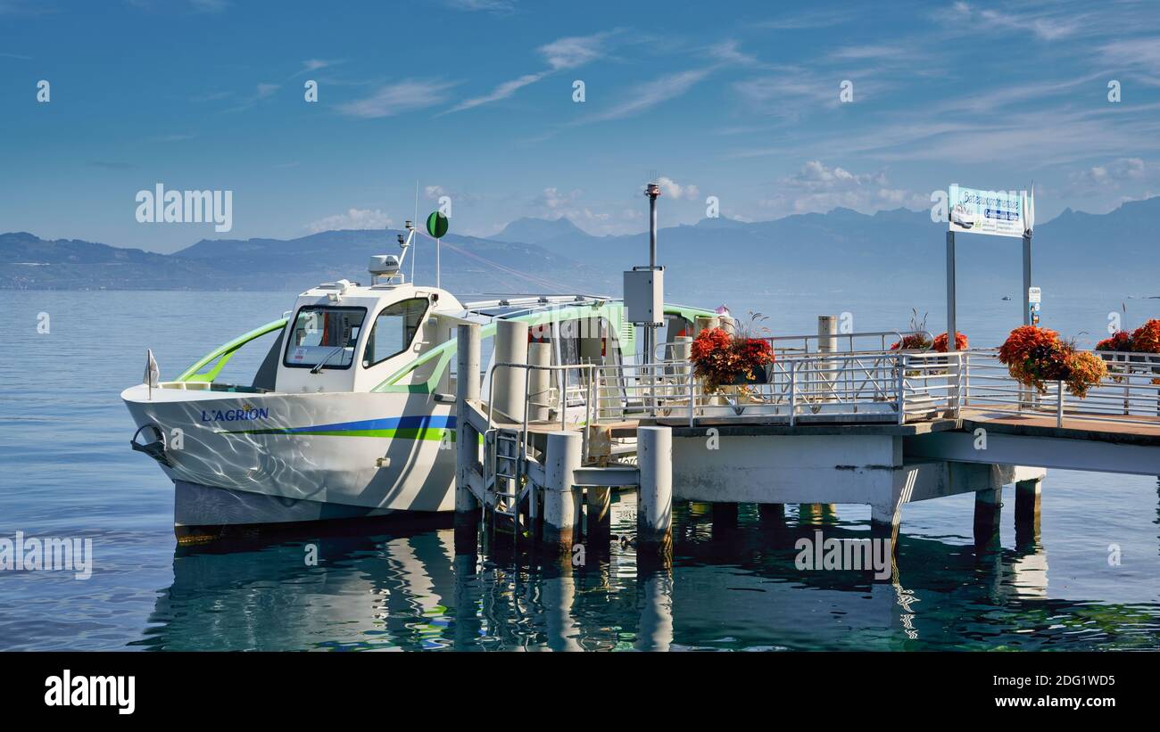 ÉVIAN-LES-BAINS, HAUTE-SAVOIE, FRANCE - 17 SEPTEMBRE 2019 : bateau électro-solaire sur le lac Léman. Croisières à zéro émission pour découvrir le lac d'Evian. Banque D'Images