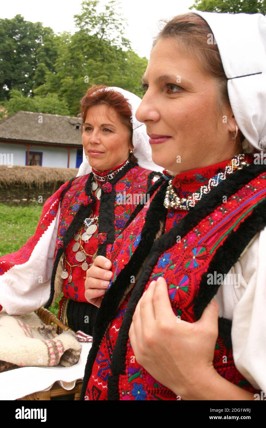 Femmes roumaines du comté de Hunedoara (Transylvanie) en costumes traditionnels Banque D'Images