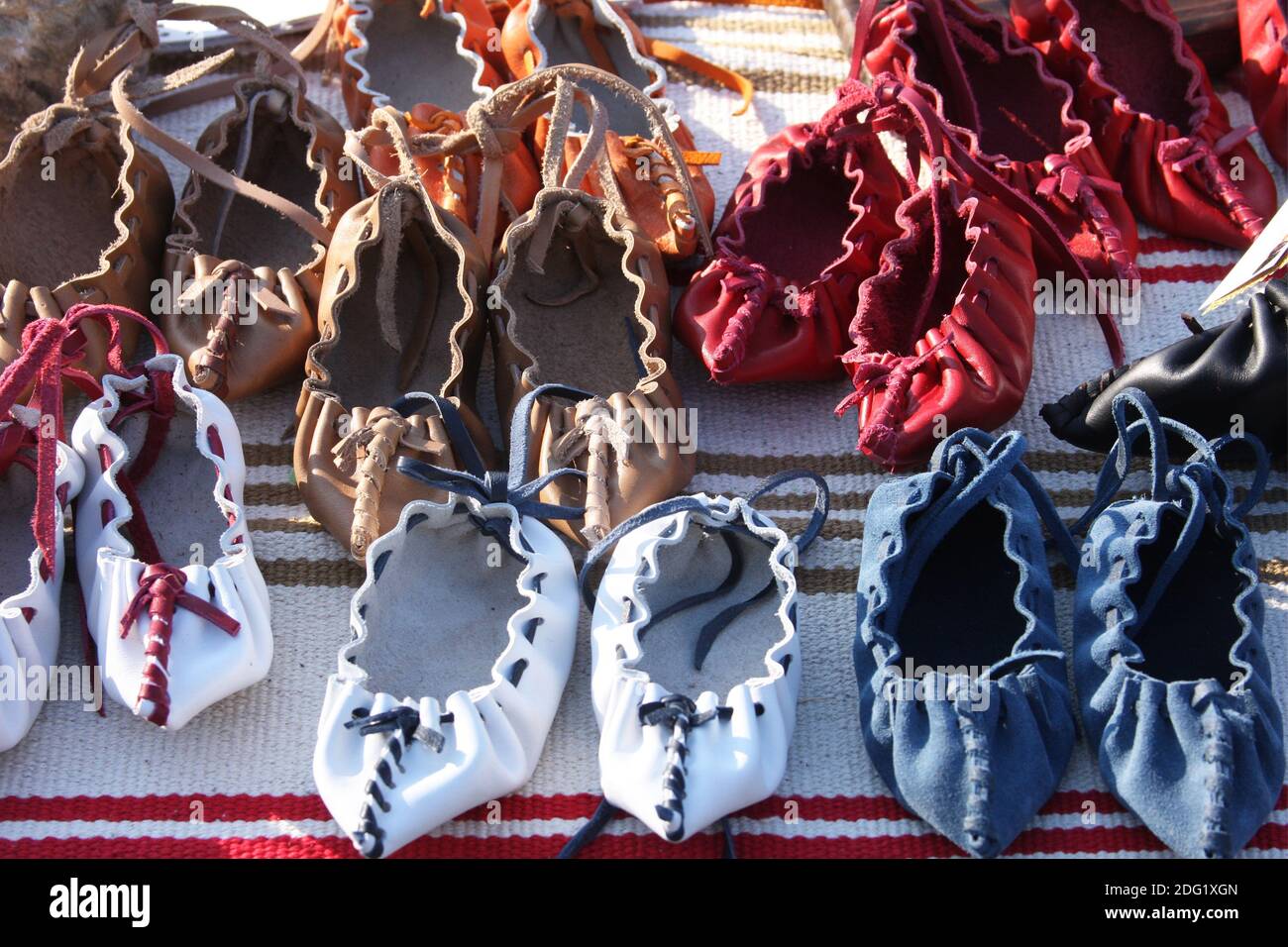 Paysan Roumain traditionnel fait main chaussures en cuir Photo Stock - Alamy