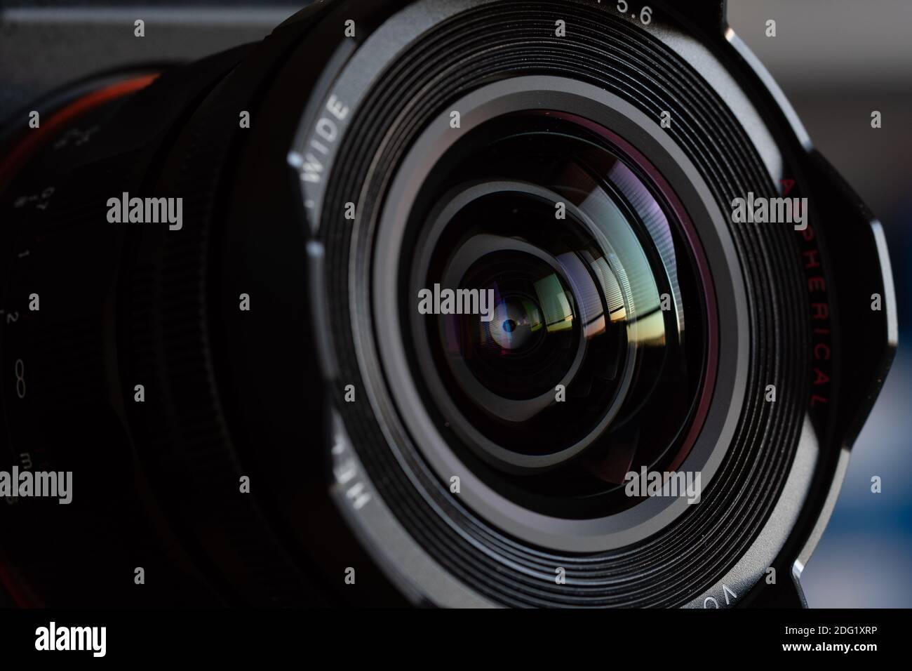 Objectif de caméra gros plan avec réflexions de couleur Banque D'Images