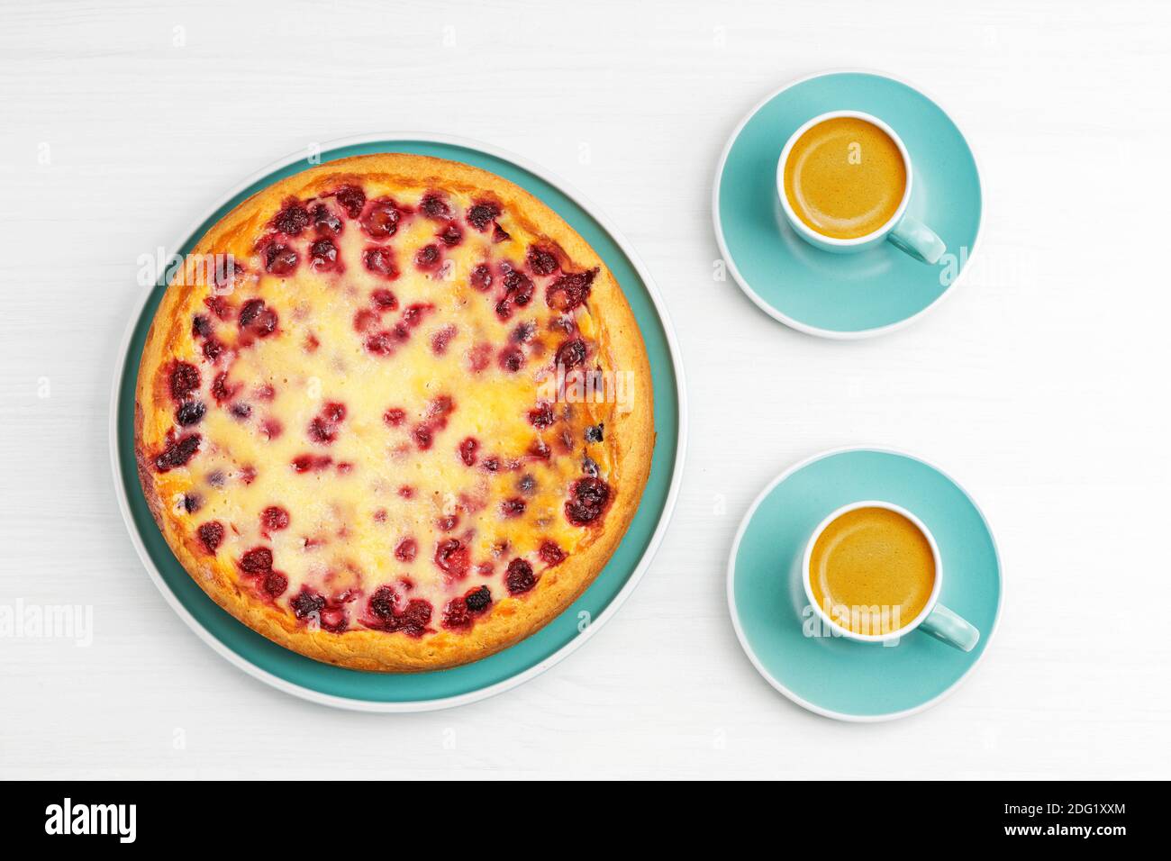 Tarte aux baies maison et deux tasses de café expresso sur table en bois blanc. Vue de dessus. Banque D'Images Tarte aux baies maison et deux tasses de café expresso sur table en bois blanc. Vue de dessus. Banque D'Images