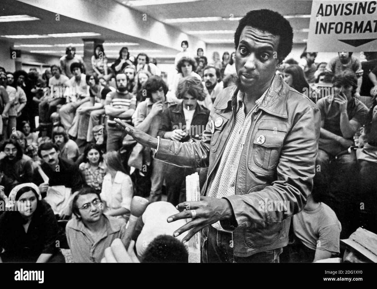 Stokely Charmichel (alias Kwame ture) s'adresse aux étudiants qui occupent le bâtiment administratif le 4 mai 1977. Les étudiants protestaient contre la construction d'une salle de sport où les étudiants ont été tués par des gardes nationaux dans l'État de Kent en 1970. Ernie Mastroianni photo Banque D'Images