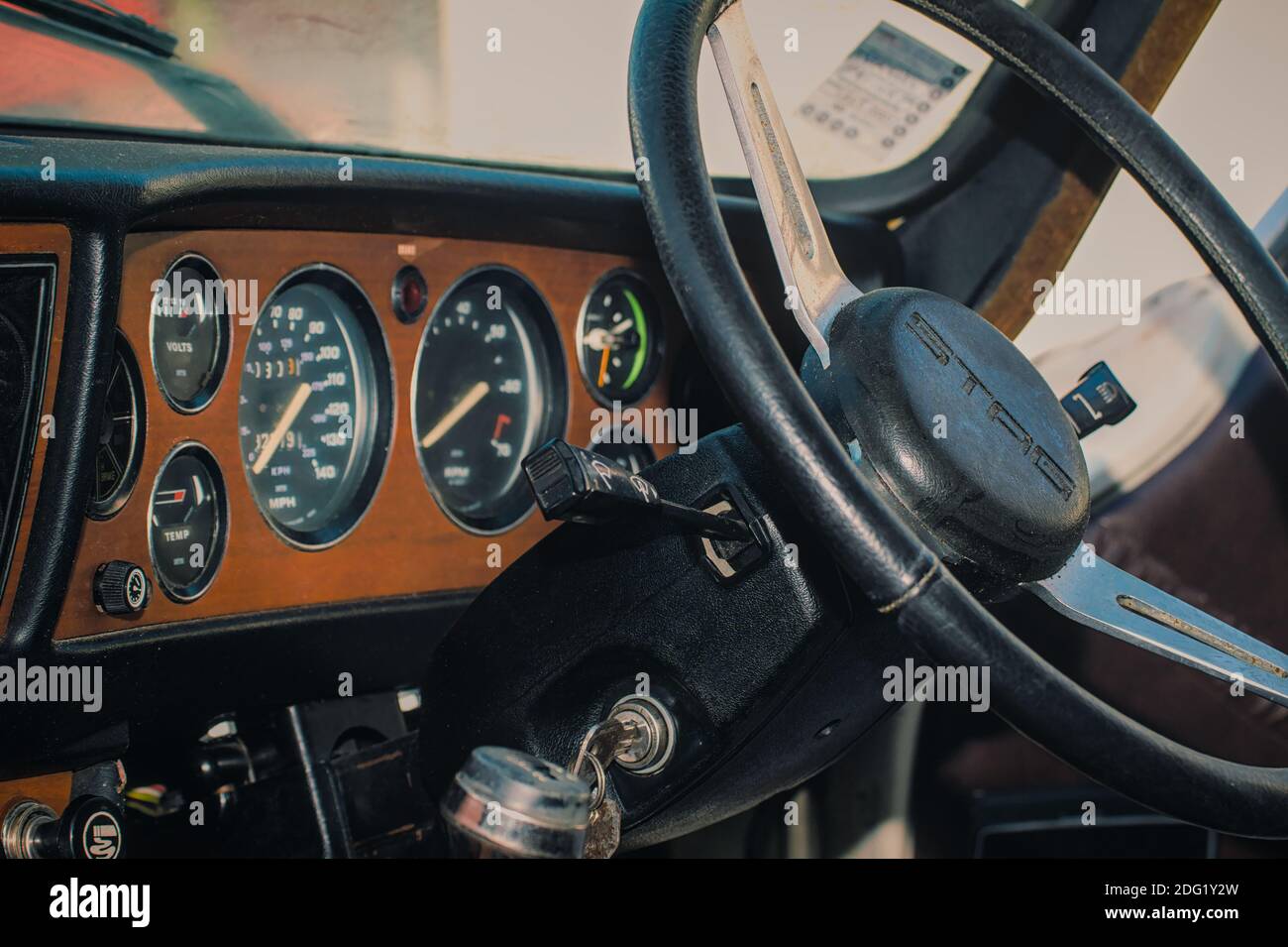Tableau de bord d'UN Triumph Stag Mark 2 Classic Sports des années 1970 Voiture montrant le volant et le tableau de bord avec compteur de vitesse et Compteur de tours Banque D'Images