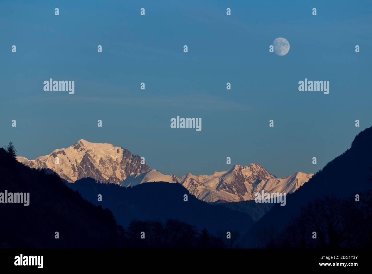 Pleine lune sur le Mont blanc, Alpes françaises. Banque D'Images
