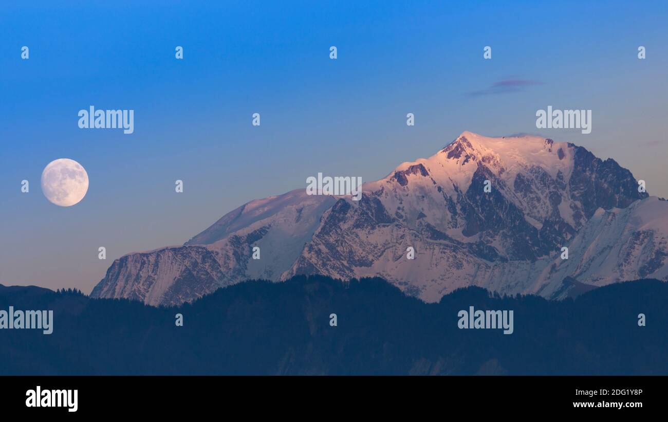 Pleine lune sur le Mont blanc, Alpes françaises. Banque D'Images