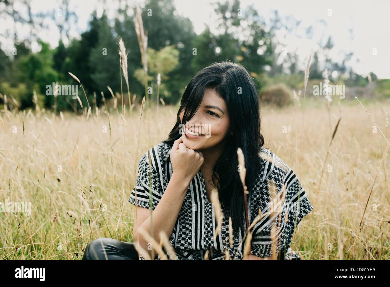 Portrait d'une femme hispanique mignonne Banque D'Images