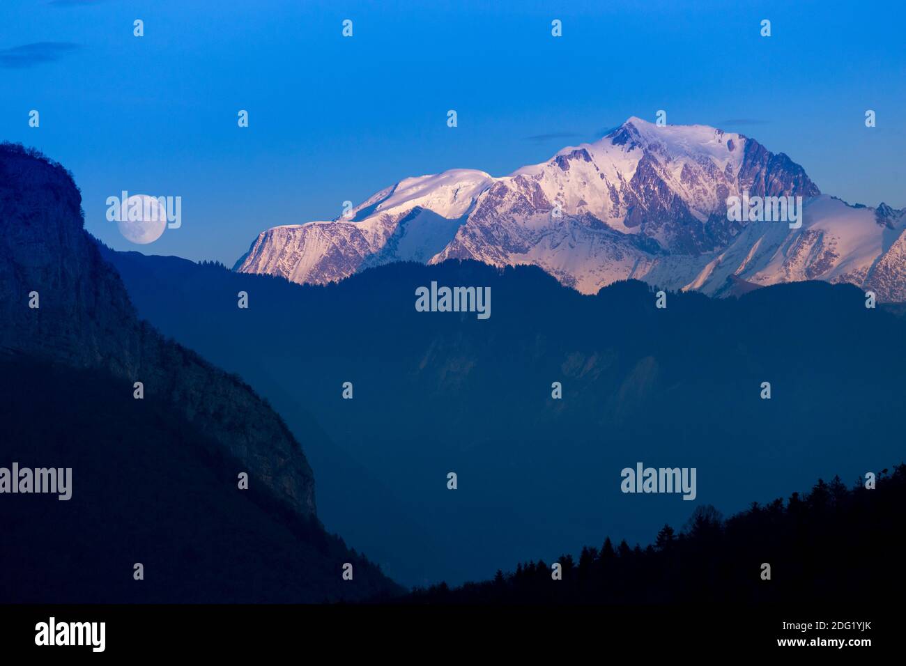 Pleine lune sur le Mont blanc, Alpes françaises. Banque D'Images