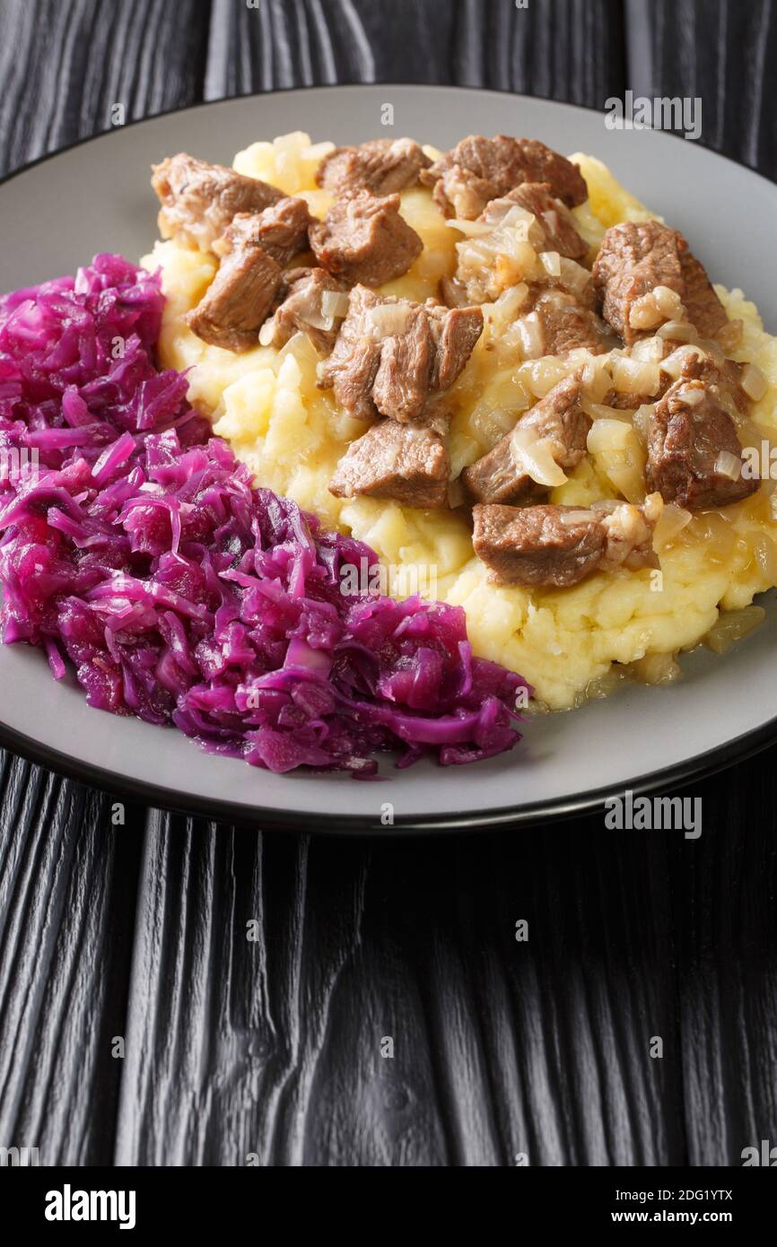Hachee est un ragoût traditionnel de boeuf et d'oignon que l'on trouve dans pratiquement toutes les maisons néerlandaises. gros plan dans la plaque sur la table. Vertical Banque D'Images