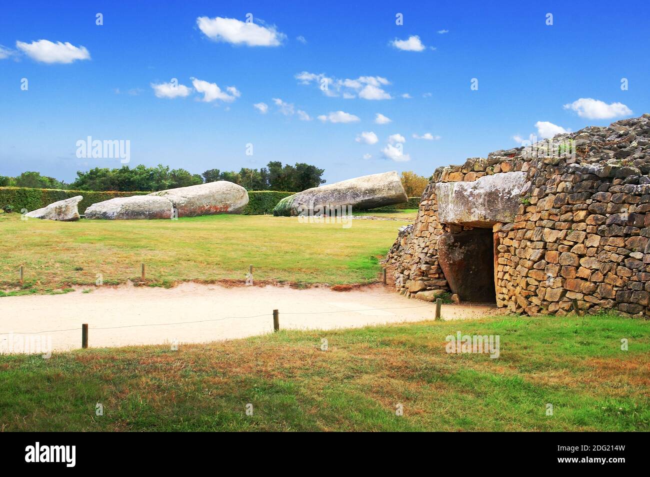 Entrée de Tumulus et Dolmen brisé à Locmariaquer, Bretagne, France Banque D'Images
