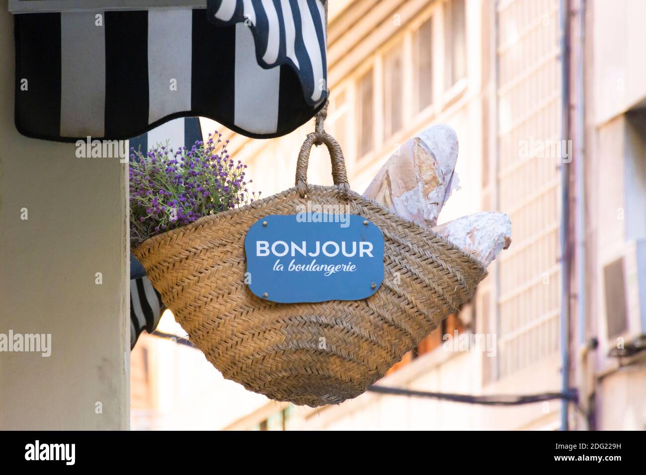 Valence Espagne. 27 septembre 2020 : décoration sur l'entrée d'une boulangerie, avec un sac en osier avec du pain et des fleurs. Dans le centre-ville Banque D'Images