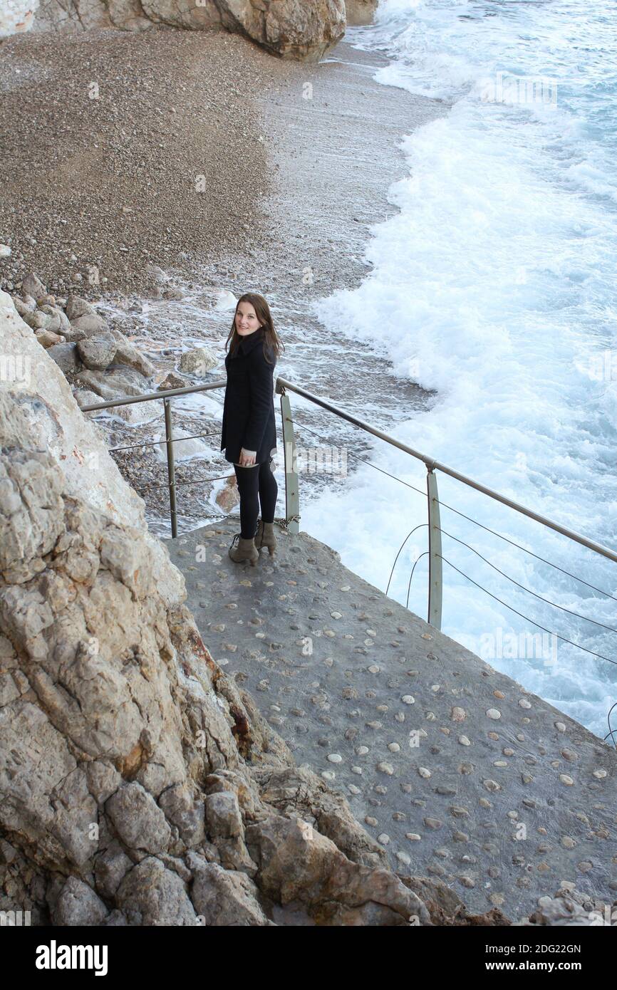 Femme debout devant la plage Banque D'Images