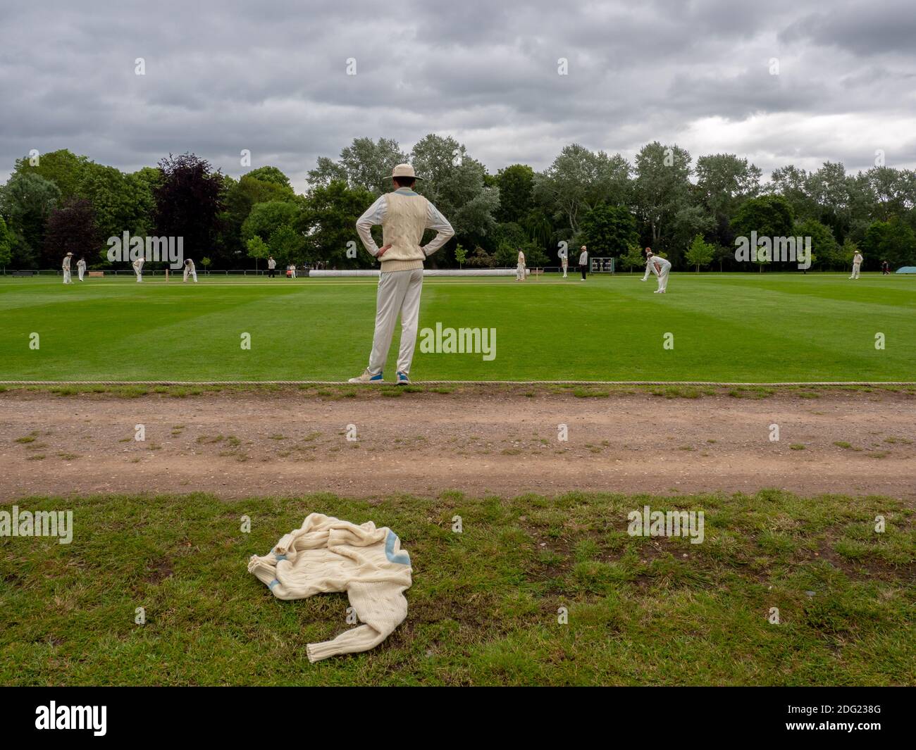 Un match de cricket est en cours au Eton College le jour de célébration du 4 juin. Banque D'Images