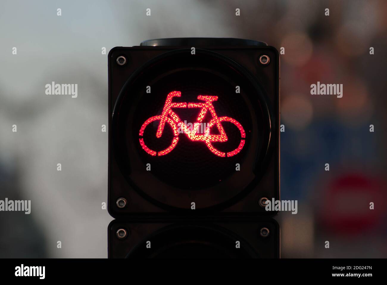 Transport durable. Signal de circulation de vélo, feu rouge, panneau stop, vélo de route, zone ou zone de vélo gratuit, partage de vélo Banque D'Images