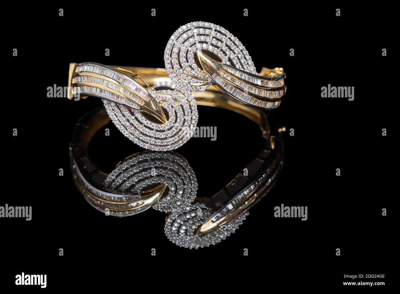 Magnifique bracelet en diamant avec réflexion sur noir Banque D'Images