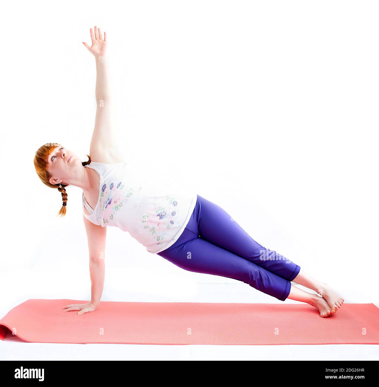 Femme d'âge moyen faisant de l'exercice yoga Banque D'Images