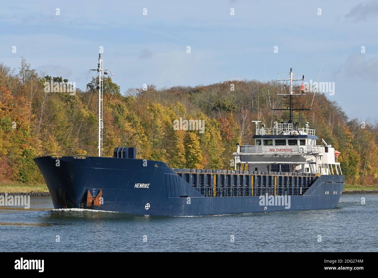Le cargo général Henrike passe le canal de Kiel Banque D'Images