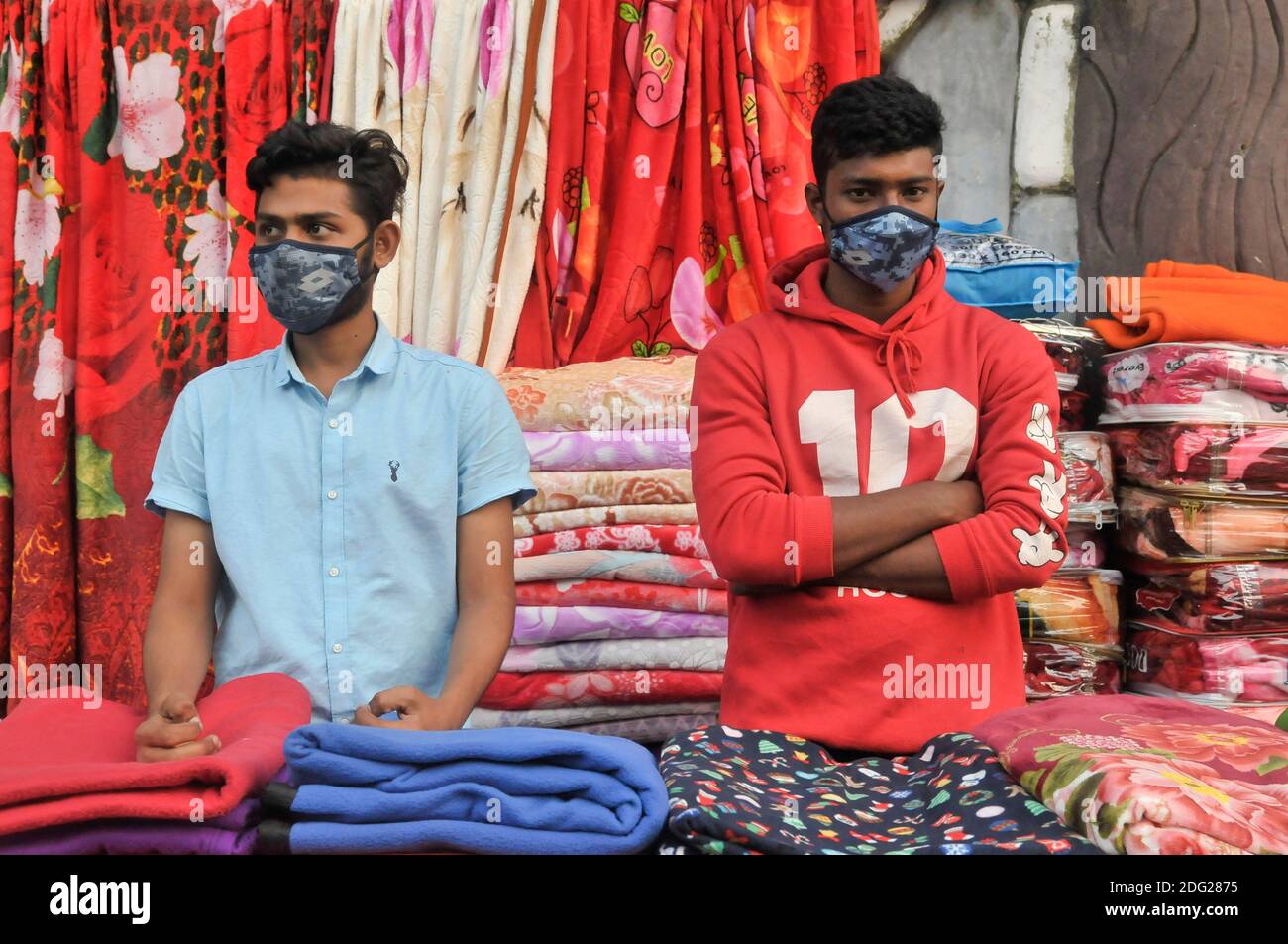 Deux vendeurs de rue portant un masque pendant la pandémie du coronavirus à Sylhet, au Bangladesh. Banque D'Images