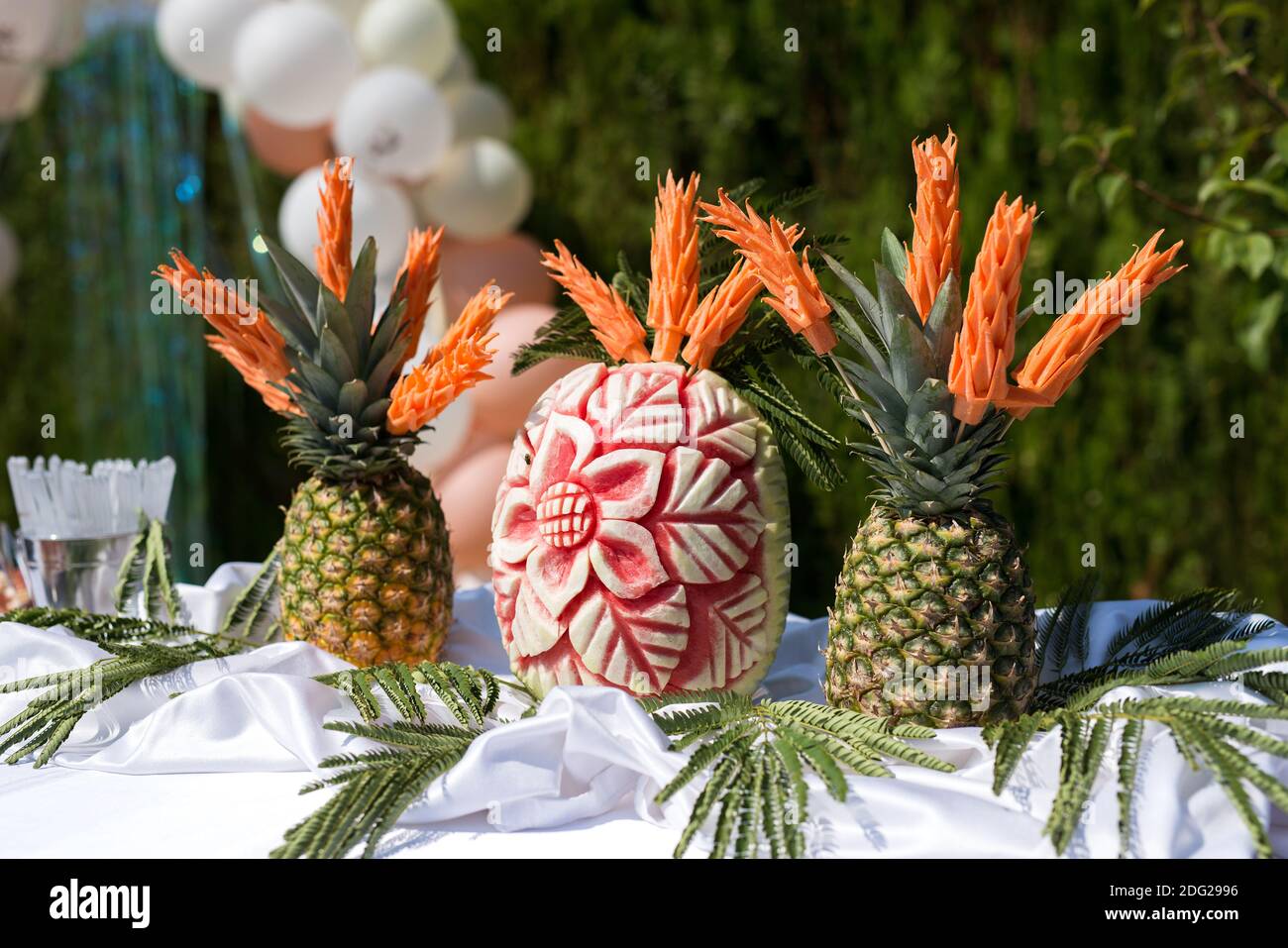 Fruits thaïlandais en forme de sculpture belle fleur au-dessus d'un malon d'eau. Le buffet à la réception. Service de banquet. Concept de fête. Banque D'Images